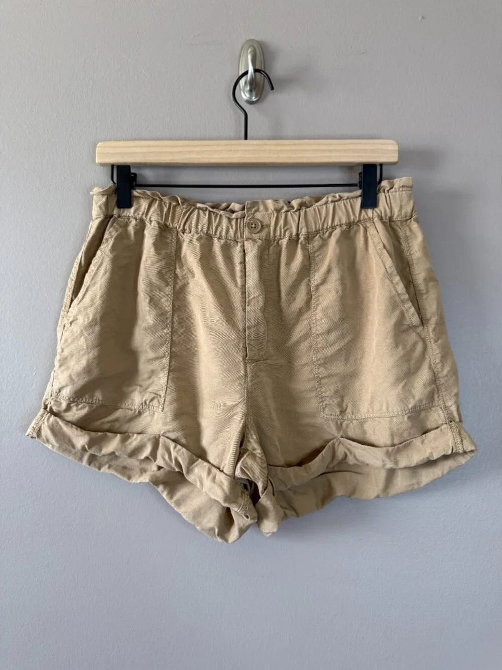 Women's M Aerie Paper Bag Shorts in Khaki